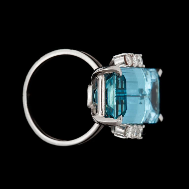 RING med akvamarin ca 14.00 ct, briljantslipade diamanter totalt ca 0.40 ct.