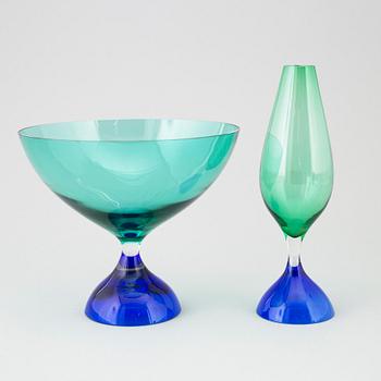 VICKE LINDSTRAND, a glass bowl and av vase, Kosta.