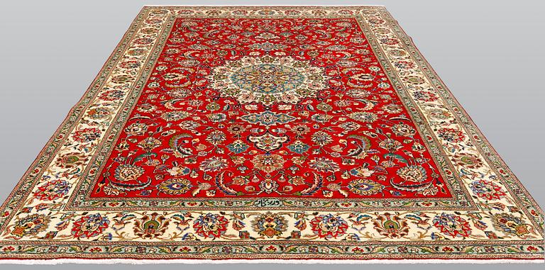 A signed Tabriz carpet, ca 336 x 223 cm.