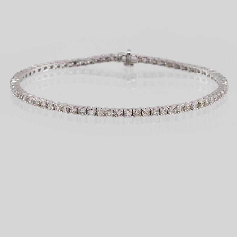 ARMBAND, 18K vitguld med 72 briljantslipade diamanter, totalt ca 3.01 ct. Vikt 10 g.