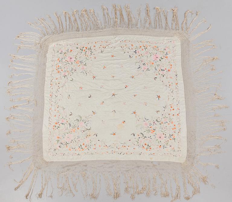 FLYGELDUK, broderat siden, omkring 1900.