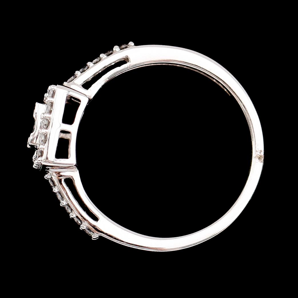RING, 10 k vitguld, princess- och briljantslipade diamanter totalt 0.40 ct.