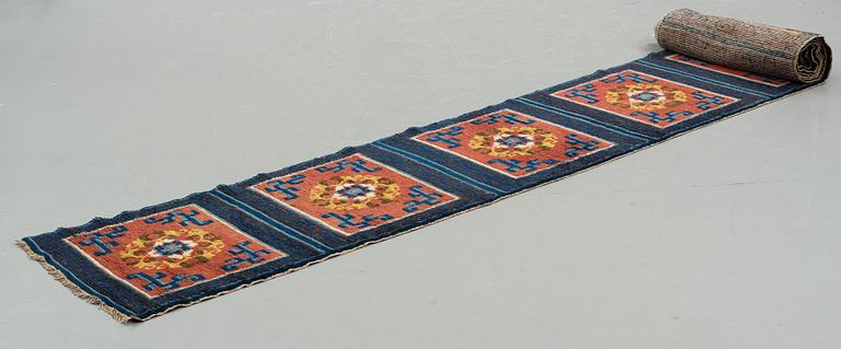 MATTO, A MEDITATION RUG, a semi-antique Ningxia probably, China, ca 594,5 x 61-64,5 cm.