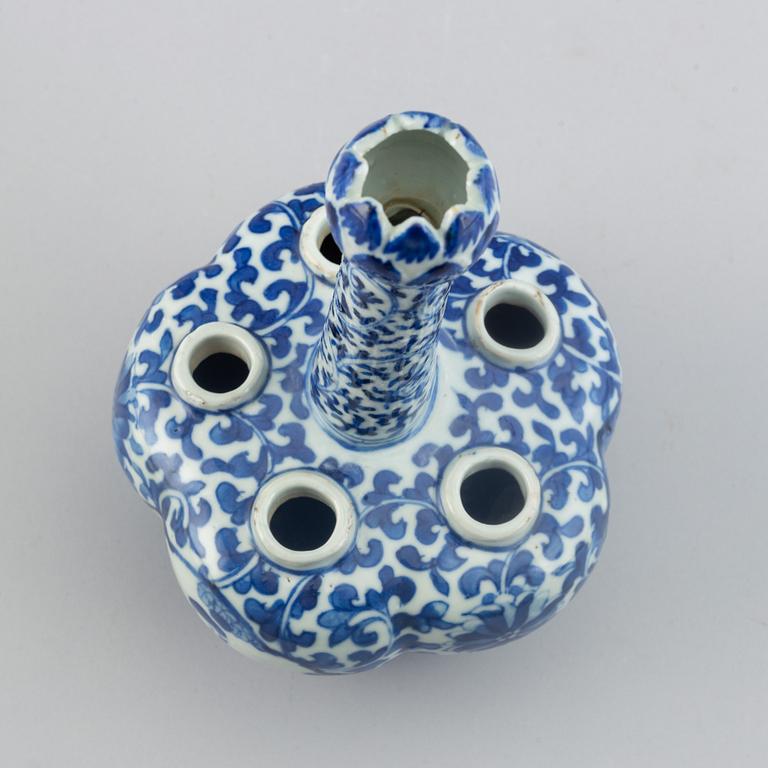 A blue and white tulip vase, Qing dynasty, Guangxu (1872-1908).