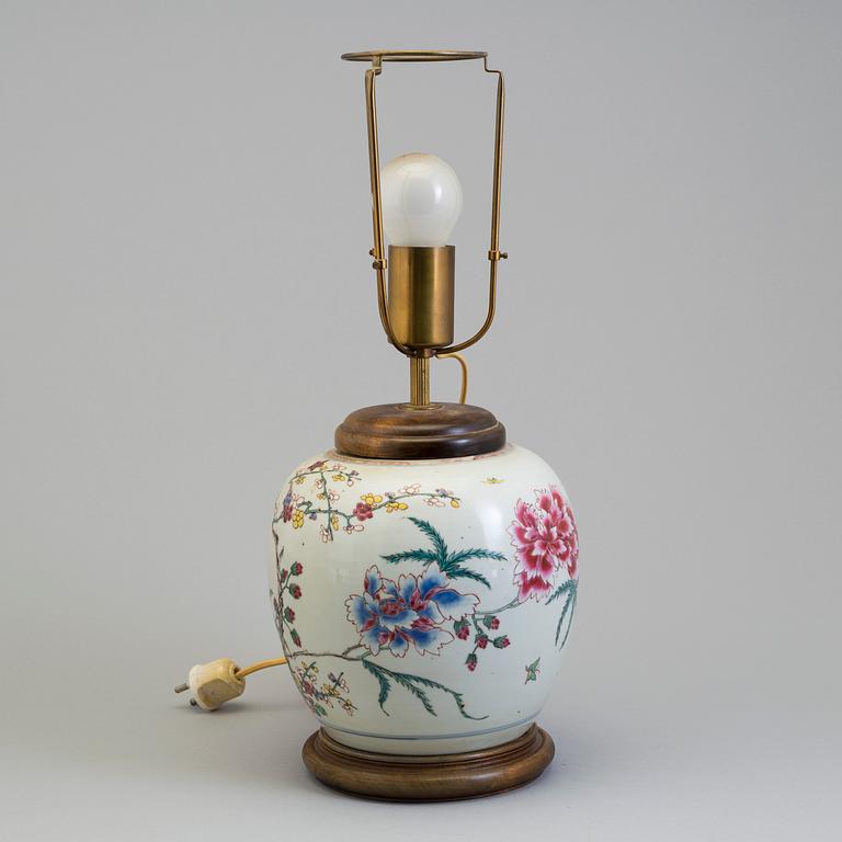 A Chinese Export porcelain jar converted to a table lamp decorated in famille rose. Qing dynasty, 19th century.