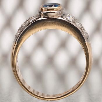 RING, guld 18K med safir ca 0,70 ct och 18 st briljantslipade diamanter tot. ca 0,54 ct. Finland 1995. Vikt 9,1 g.