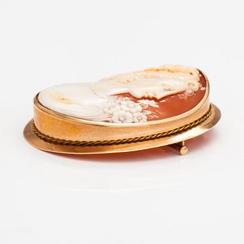 A 14K gold and sea shell cameo pendant/brooch. Kaarlo Lappalainen, Helsinki 1956.