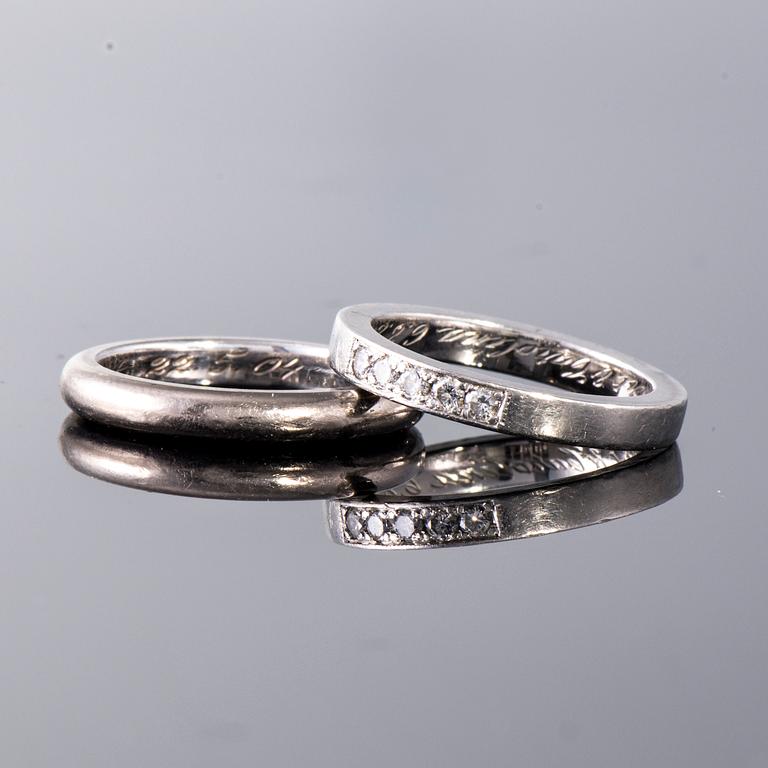 RINGAR, platina, andra med 5 briljantslipade diamanter. T. Tillander. Vikt 5,2 + 4,3 g. Helsingfors 2004.