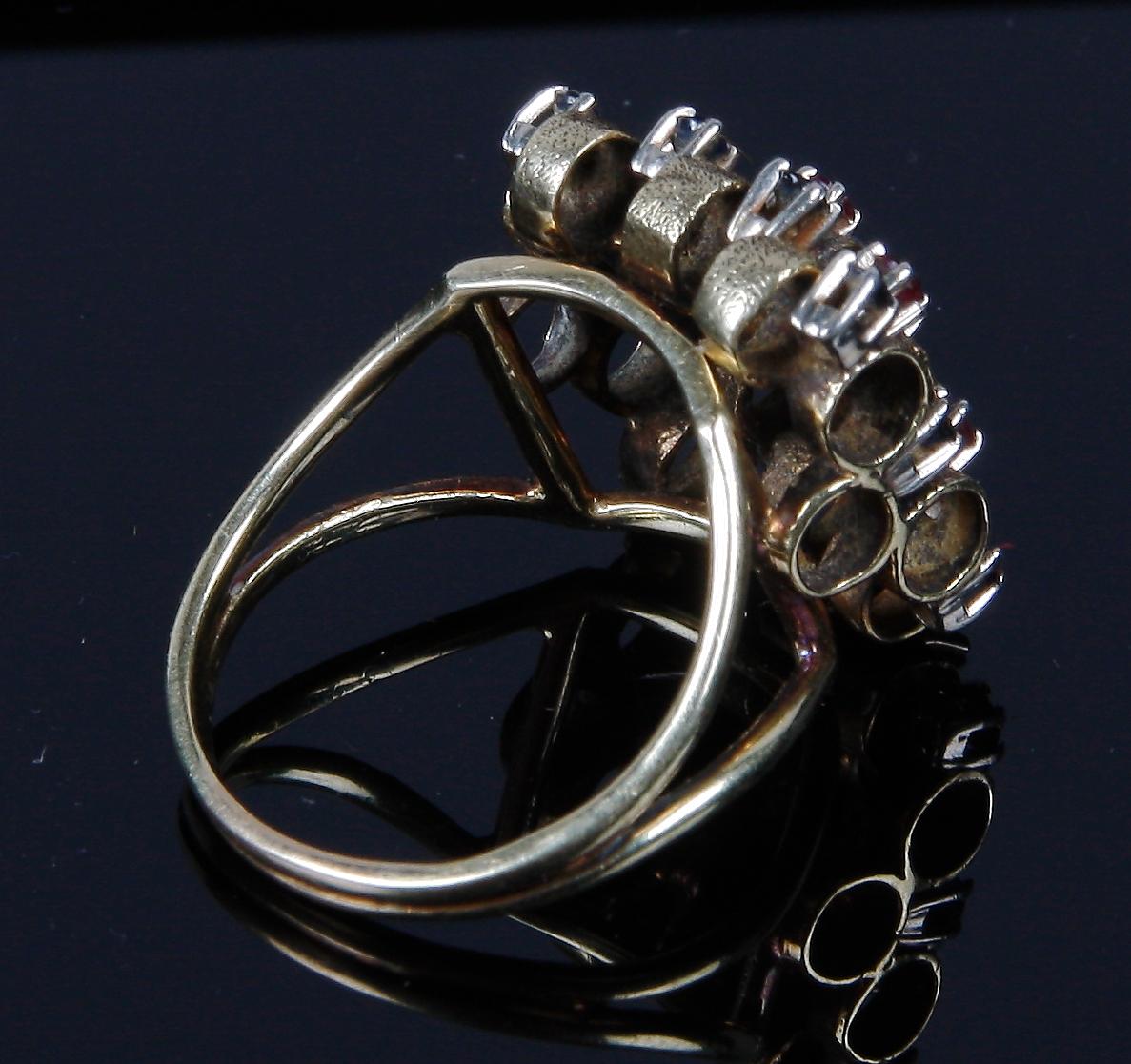 RING, 14 K guld med 12 safirer och 16 rubiner.