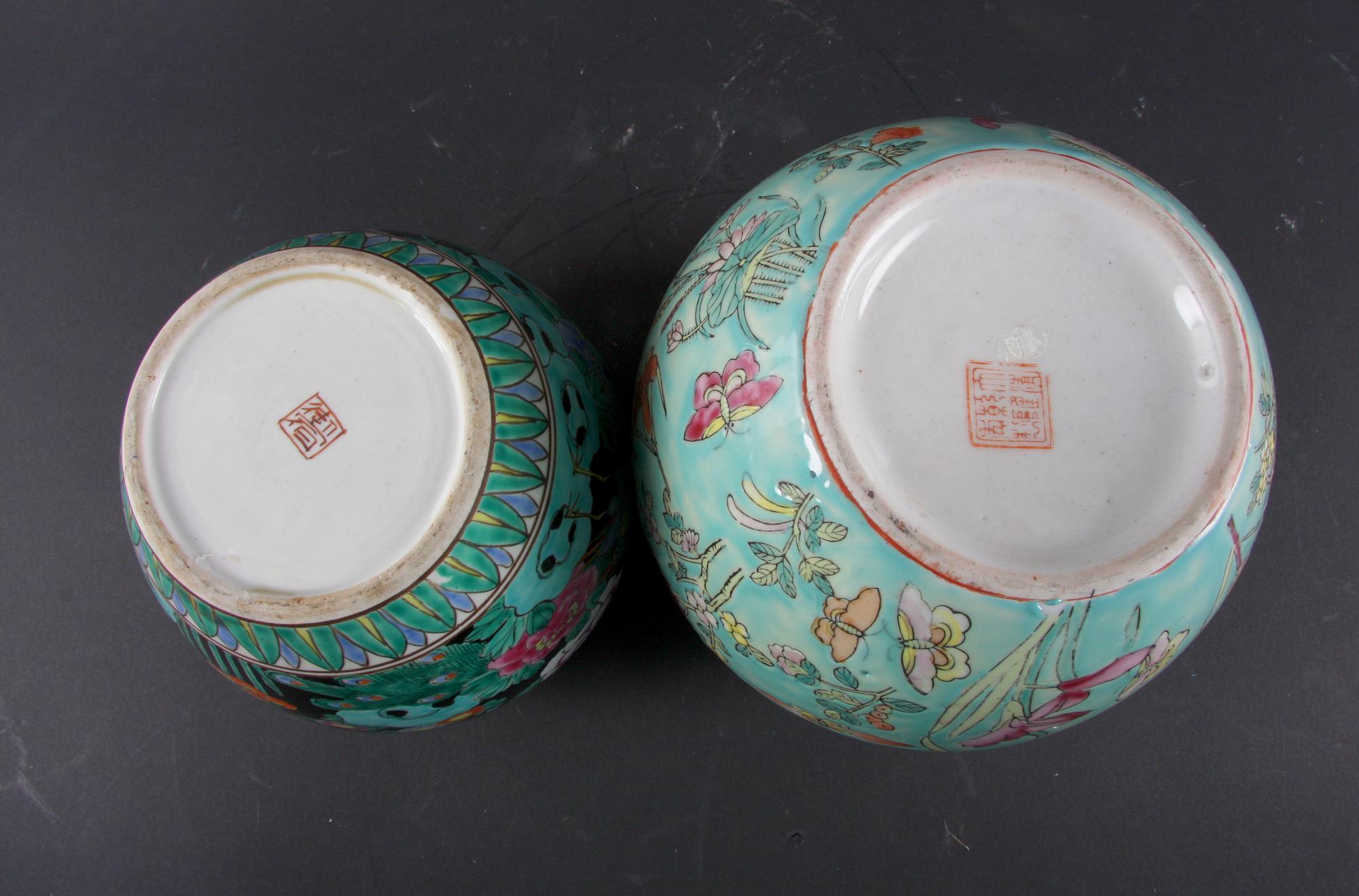 VAS OCH URNA. Porslin Kina, 1900-tal.