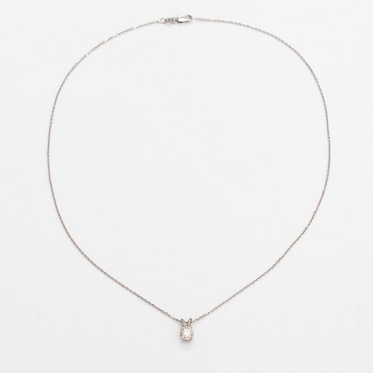 A 14K white gold necklace with a ca. 0.93 ct diamond.