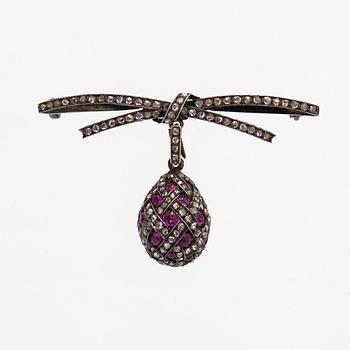 A 14K gold and silver brooch with rose-cut diamonds and rubies. 1930s-40s.