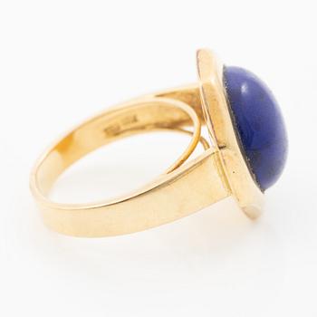 18K gold ring with lapis lazuli.
