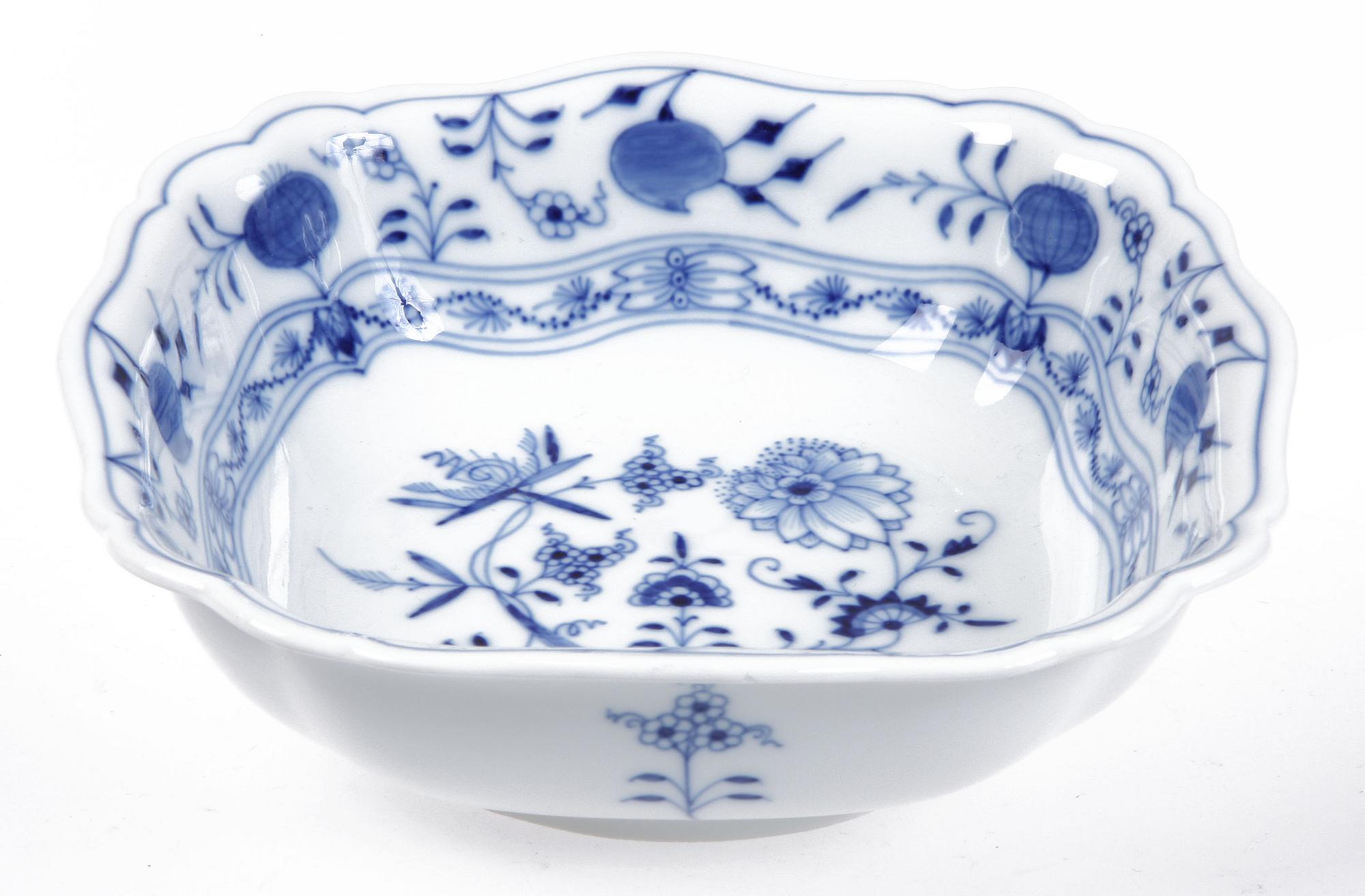 MATSERVIS, 87 delar, porslin, Meissen, lökmönstrad.
