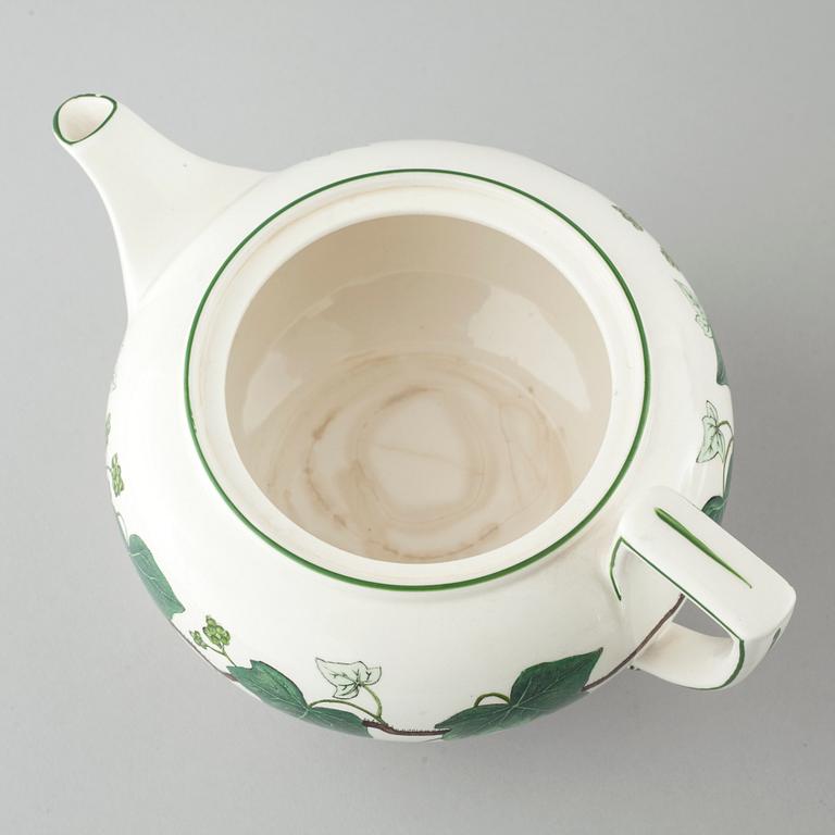 22 pieces of "Napoleon Ivy" in earthenware, made by Wedgewood, 20th century.