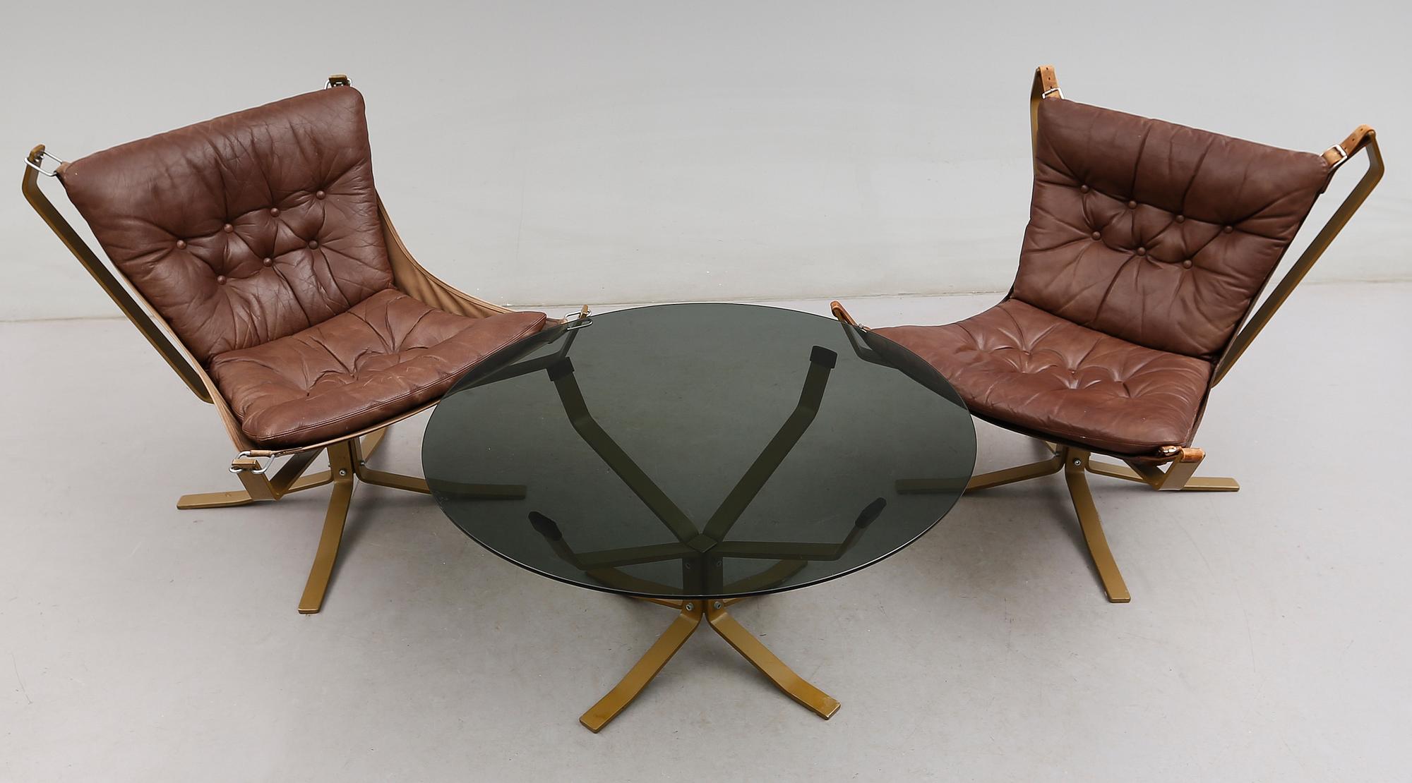 FÅTÖLJER, 1 PAR SAMT BORD, "Falcon chair", Sigurd Ressel, 1900-talets andra hälft.