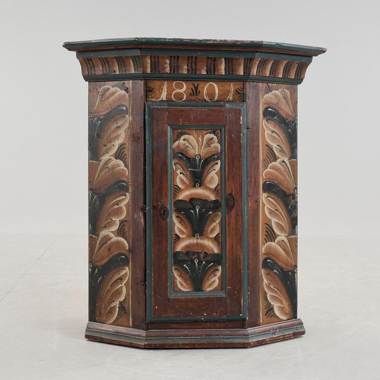 HÖRNHÄNGSKÅP, allmoge. Rättvik, dalarna. Märkt 1801.