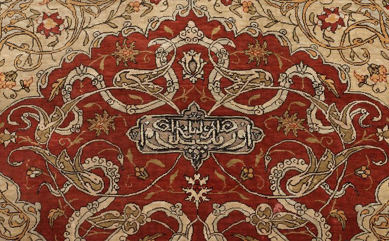 OLD SILKE HEREKE. 162,5 x 104 cm.
