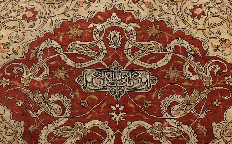 OLD SILK HEREKE. 162,5 x 104 cm.