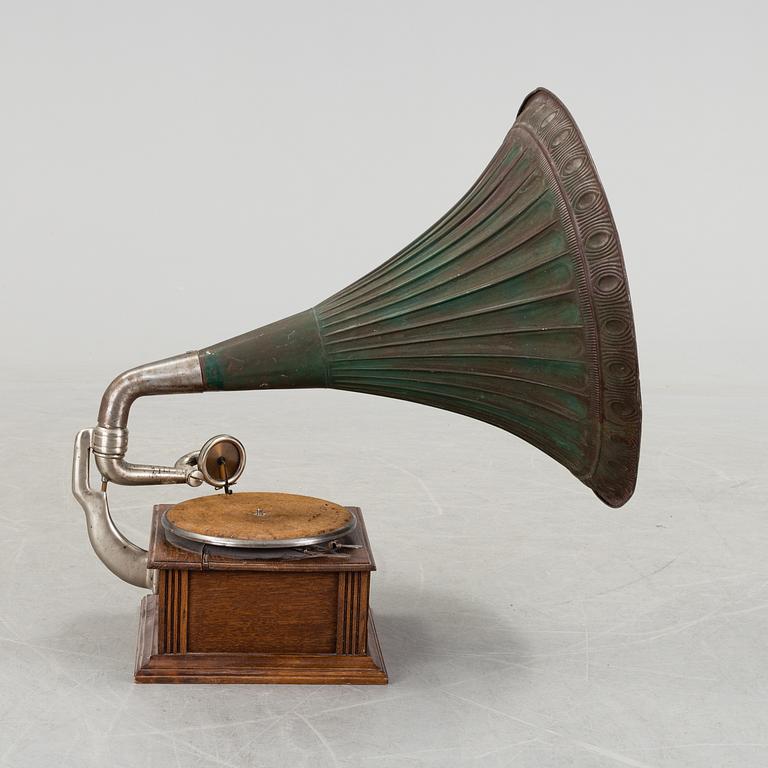 A gramophone, circa 1900.