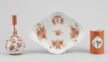 VASER, 2 st samt FAT, porslin, Kina, 1900-tal.