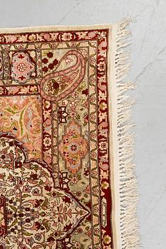 Matta Old silke Hereke, ca 152 x 110 cm.
