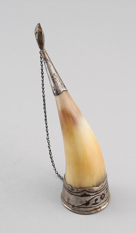 DRYCKESHORN, med silverbeslag, Ryssland, omkring år 1900.