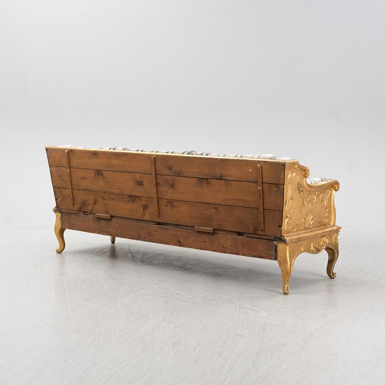 Trågsoffa, rokokostil, 1800-tal, delvis med äldre delar.