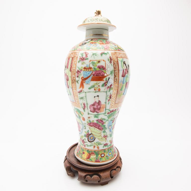 A porcelain set, 8 pieces, Canton, 19th century, China.