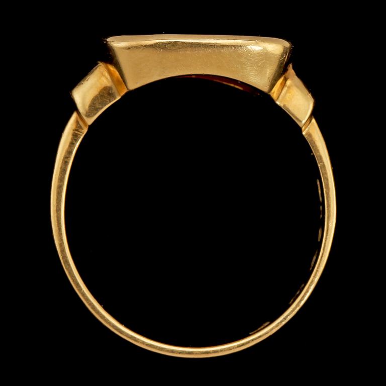RING, 18k guld med karneol, G Fahlström, Stockholm, 1948. Vikt 8 g.