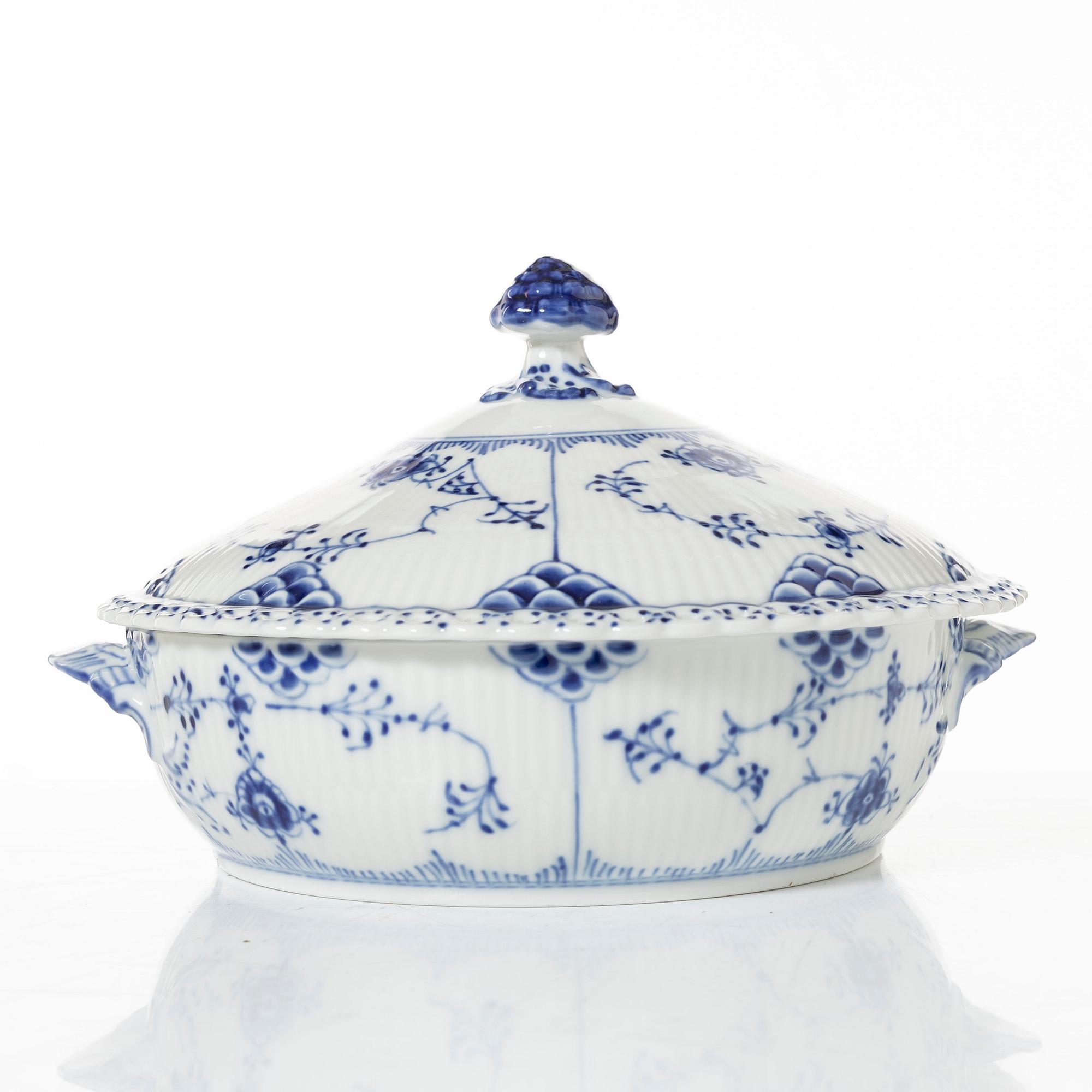 Royal Copenhagen service 49 pieces "Musselmalet", fully decorated in blue.