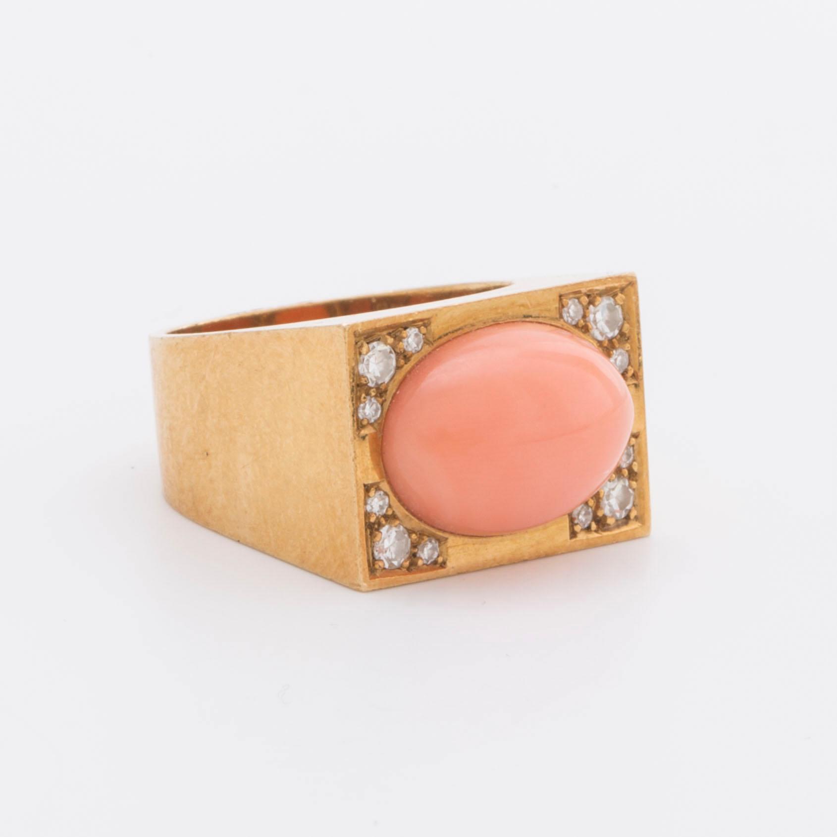 RING 18K guld med diamanter 8/8 ca 0,20 ct totalt samt 1 korall ca 10 x 15 mm.