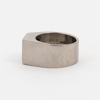 RING med briljantslipade diamanter.