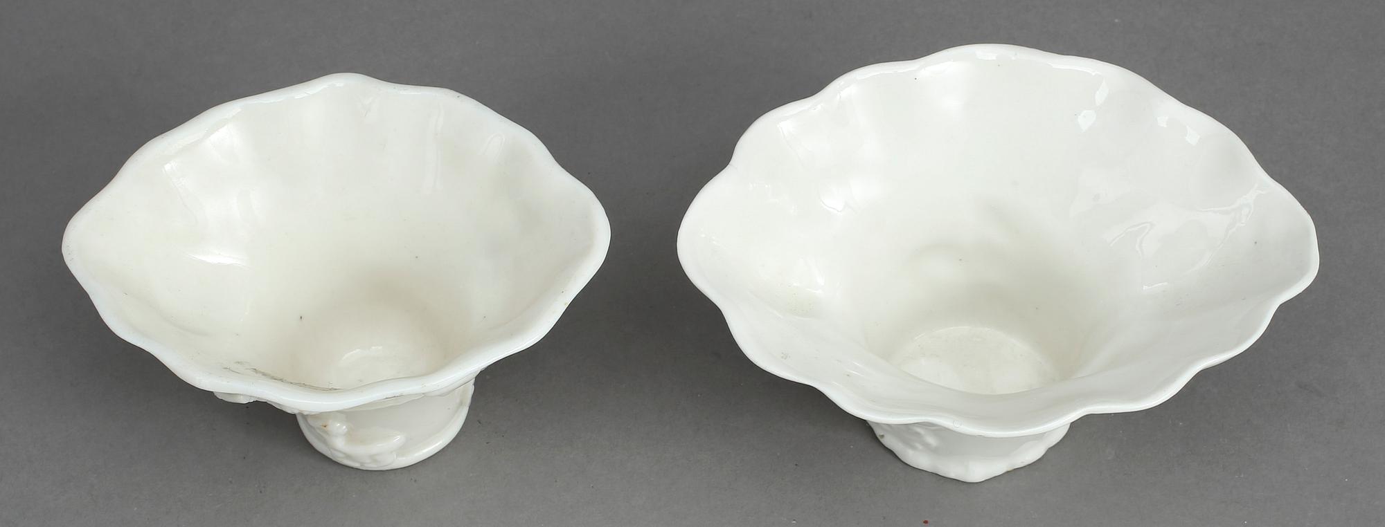 VINOFFERBÄGARE, 2 st, porslin, Kina. Qingdynastin.