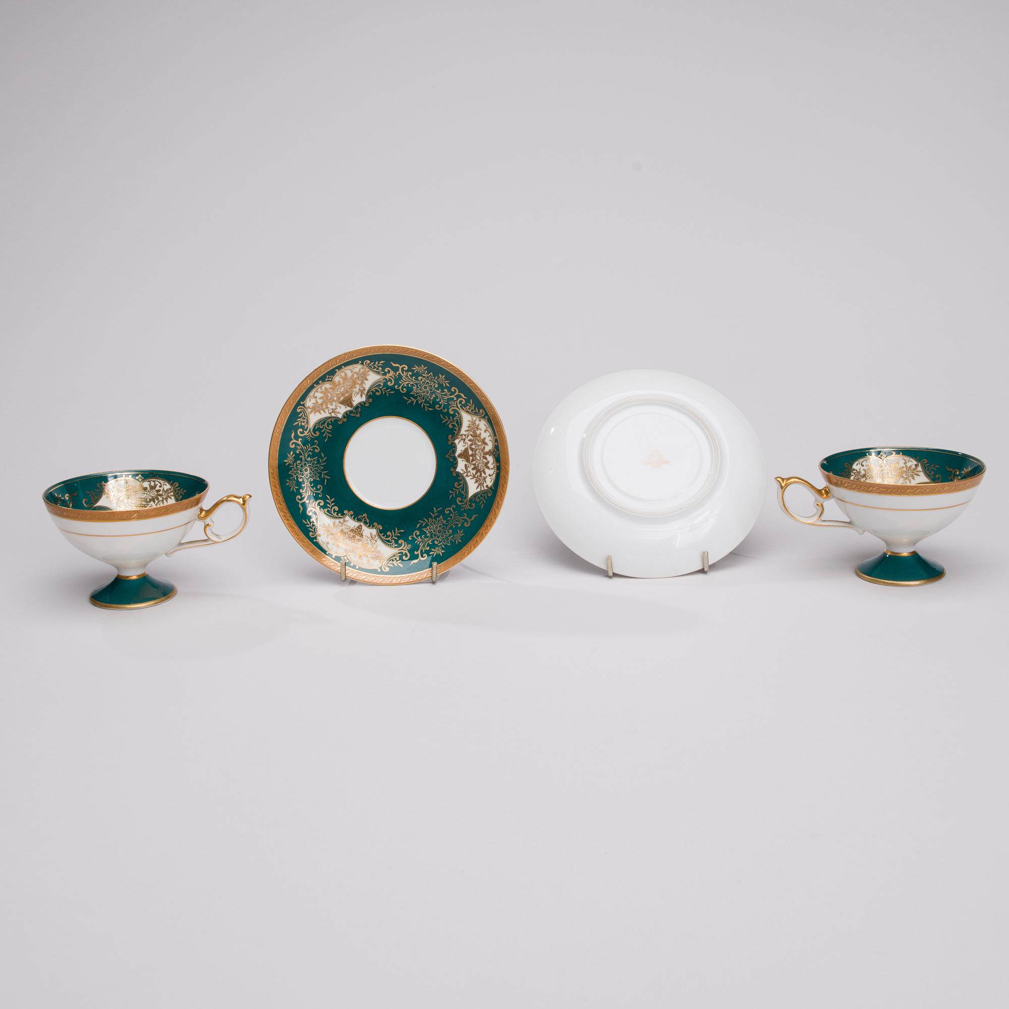 KAFFEKOPPAR MED FAT, 11 st, porslin, 1900-talets första hälft.