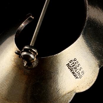 BROSCH, sterlingsilver och blå emalj, Norge. Vikt 7 g.