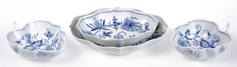 MATSERVIS, 87 delar, porslin, Meissen, lökmönstrad.