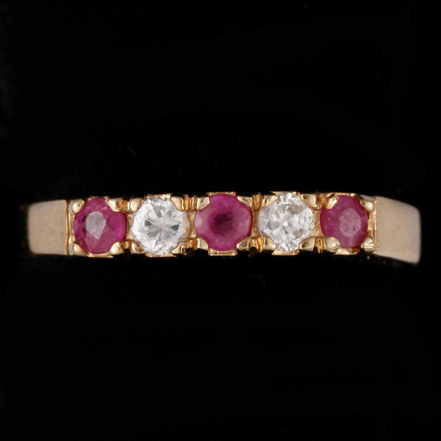 RING, 14k guld med 2 diamanter, tot ca 0,08 ct och 3 rubiner. Vikt ca 2,4 gram.