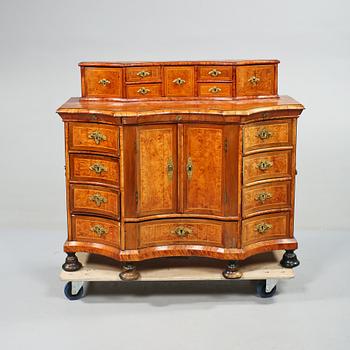 BYRÅ MED UPPSATS, senbarock, 1700-talets första hälft.