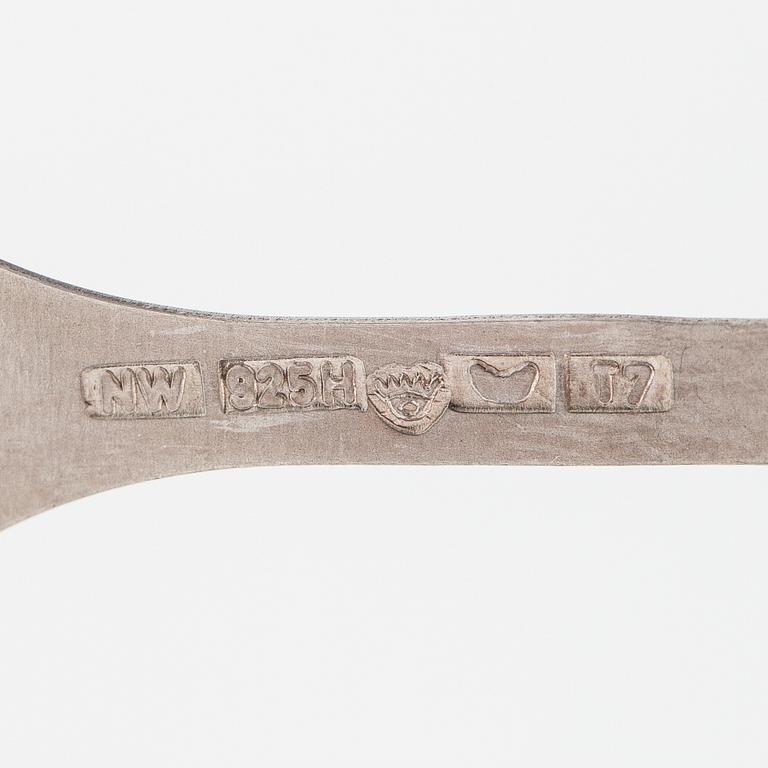 Tapio Wirkkala, Örhängen "Halvmåne", sterlingsilver. Westerback, Helsingfors 1972.