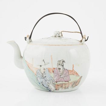 Two jugs, two dishes, a tea pot with cover, Qing dynasty, 18th/20th Century.