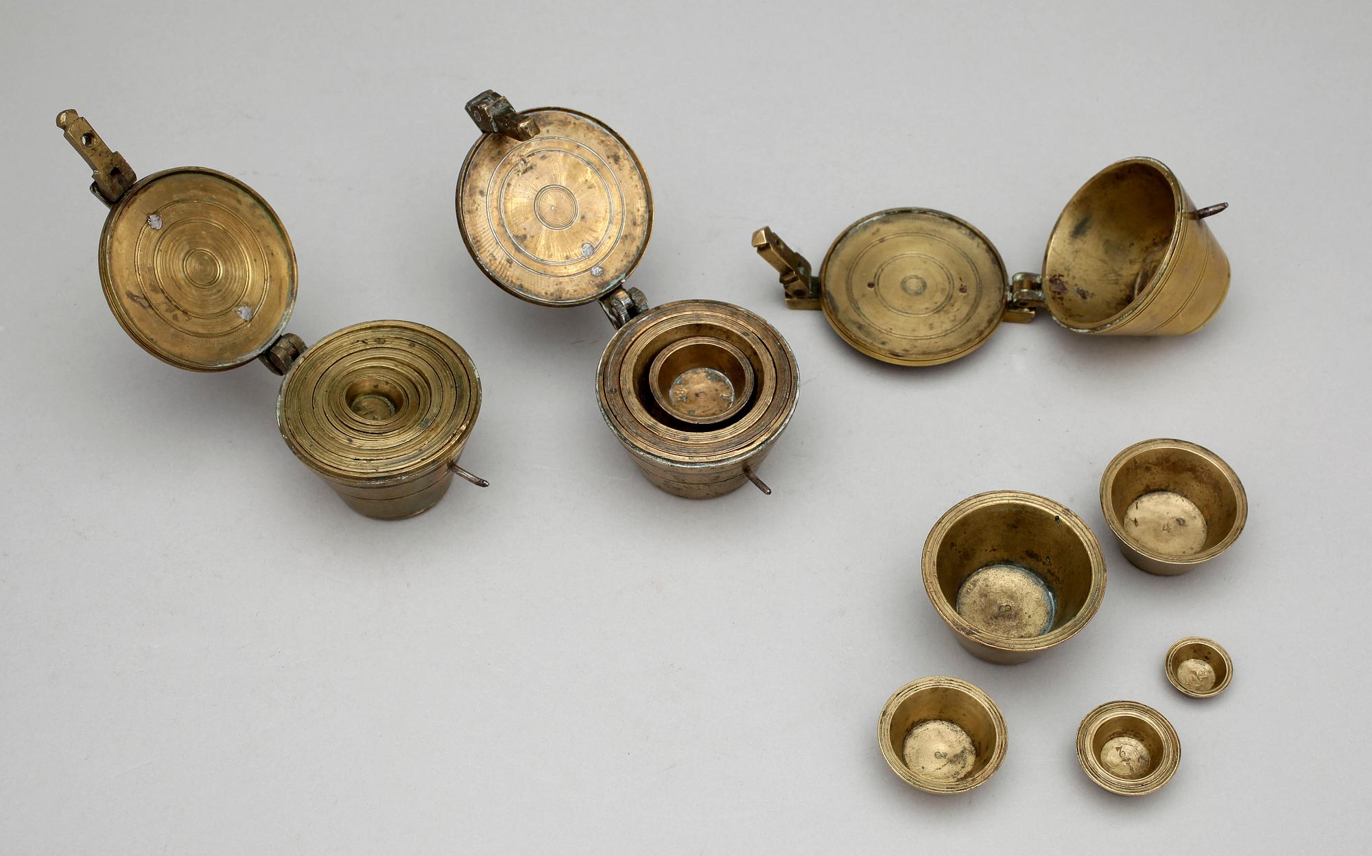 VIKTSATSER, 3 st, mässing, 1800-tal.