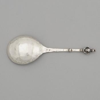 A Swedish 17th century silver spoon, mark of Henrik Möller, Stockholm (1645-1690).