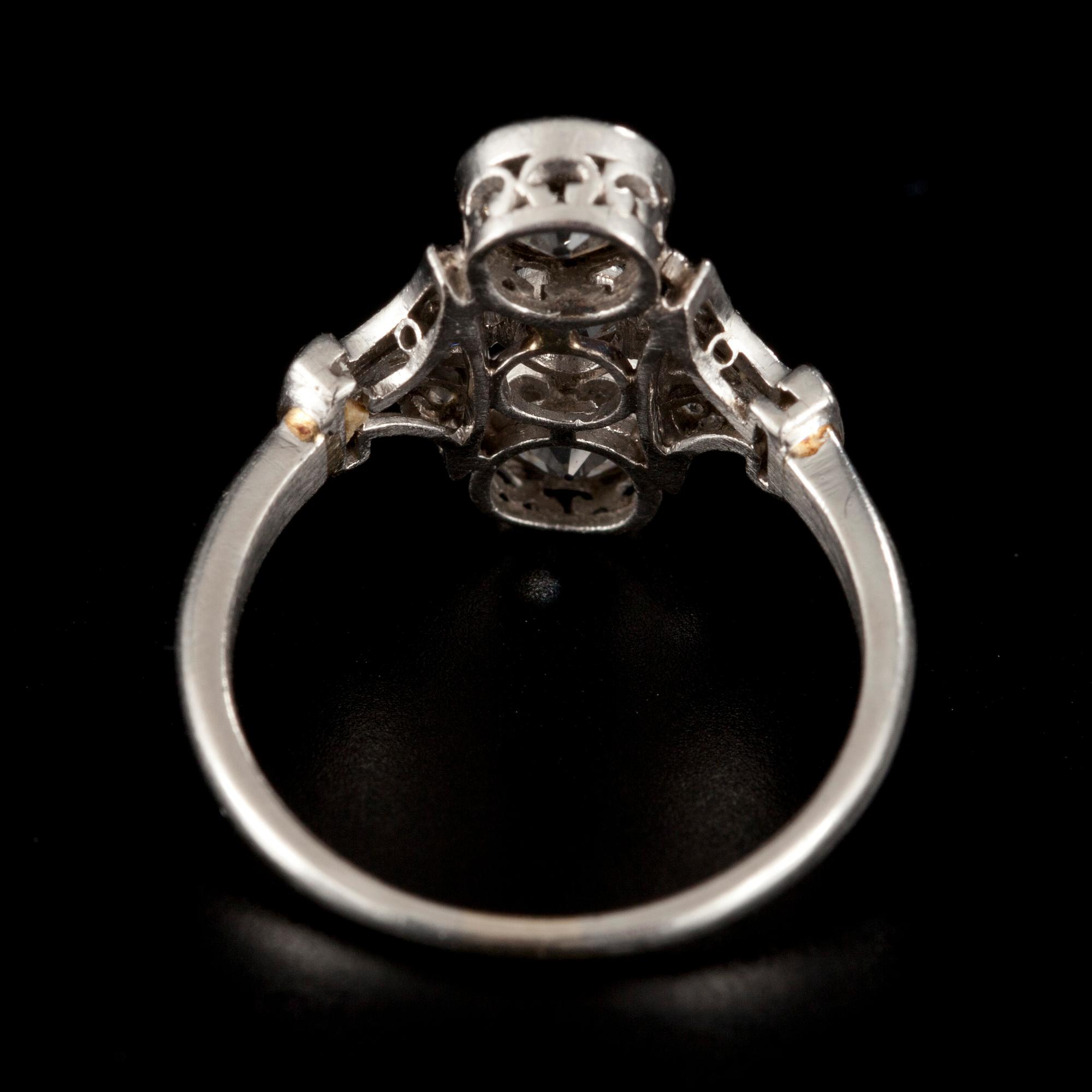 RING, antikslipade diamanter ca 1.5 ct. TW/SI-P. Platina. Vikt 4,17 g.