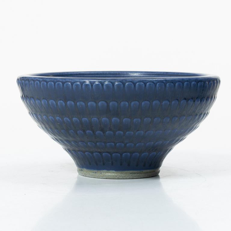 Kåge Verkstad, a set of three ceramic bowls and a small dish, Gustavsberg, Sweden, 1957-61.