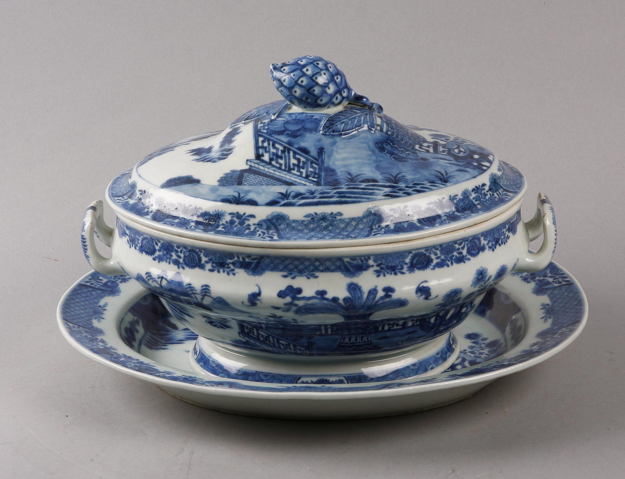 TERRIN MED LOCK OCH FAT. porslin, Kina, Qingdynastin, Qianlong (1736-95).