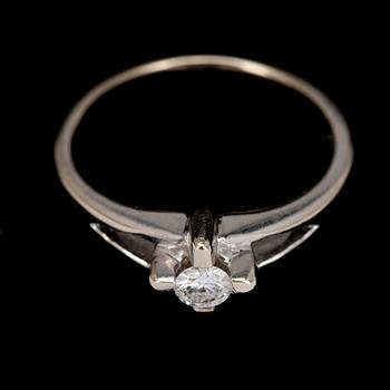RING, vitguld 14K, briljantslipad diamant 0,18 ct. Vikt 3,2 g.  Intyg.