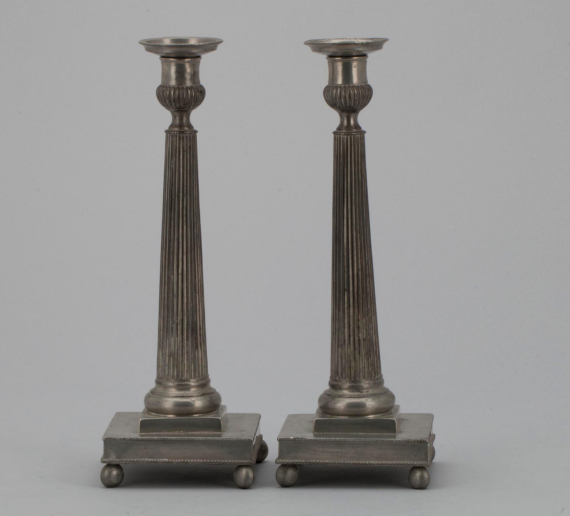 LJUSSTAKAR, ett par, tenn, gustavianska, Hans Wiksten (1782-1810) Västerås, Sverige.