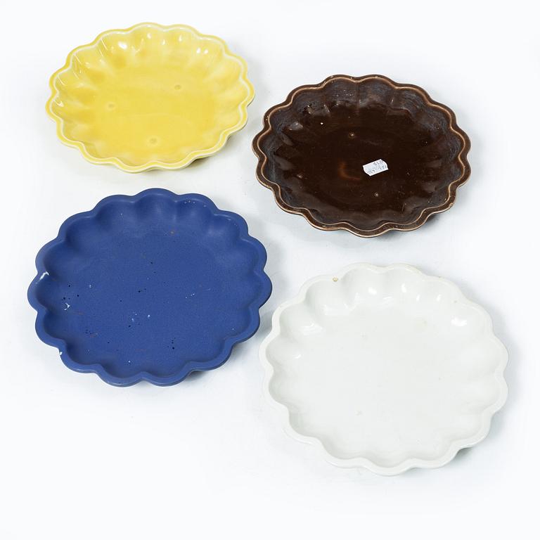 Wilhelm Kåge, four ceramic flower pots and 24 flowerpot saucers, 'Planta', Gustavsberg, 1940's/50's.