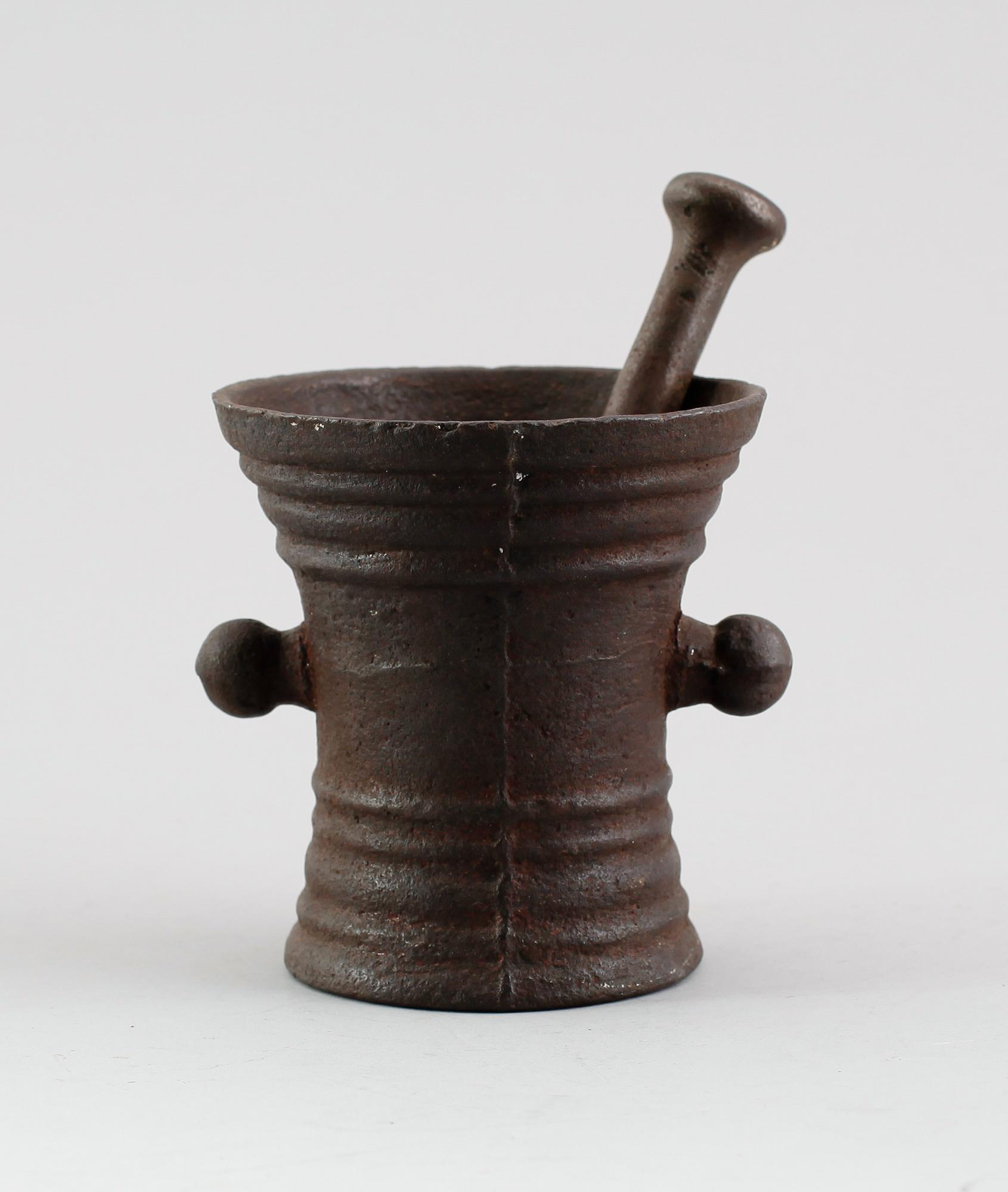 MORTEL MED STÖT, järn, sannolikt 1700-tal.